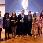 Es el principal reconocimiento al arte y la cultura del extremo norte del país. En sus once años de historia, los Premios Regionales de Arte y Cultura han destacado el trabajo y la importancia de artistas y gestores culturales de Arica y Parinacota. Este año, el galardón recayó en cuatro categorías: trayectoria, emergente, gestión cultural y desarrollo artístico. El Premio a la Trayectoria Artística Cultural Regional fue para la destacada artista visual Rosa Leonor Figueroa Fuentes, quien se mostró feliz del reconocimiento obtenido por “tantos años de trabajo en Arica, junto a grandes maestros, compañeros y compañeras en esta difícil labor que es dedicarse y trabajar en el arte en Chile, pero con innumerables satisfacciones como la entrega de este premio”. La ceremonia de entrega, que se realizó en la Casa Cultural Yanulaque, contó con la presencia de autoridades y amistades de los galardonados, quienes fueron presentando y destacando la trayectoria artística y humana de cada uno. “Es un honor para mí estar presente en la entrega de estos premios, los cuales nacen en Arica hace once años y que actualmente son replicados en cada región del país. Especialmente porque venimos de dos años difíciles para el mundo de las culturas y gracias a un plan de reactivación instado por el presidente Gabriel Boric, vamos retomando espacios, actividades y distintas iniciativas de fortalecimiento. Porque cada una y uno de los premiados de esta noche, representa el espíritu, talento y perseverancia que debe tener el artista y el gestor cultural en la actualidad y que hoy reconocemos a través de este importante galardón”, señaló Kateryn Garzón Manzano, Seremi de las Culturas, las Artes y el Patrimonio. El Premio al Artista Emergente fue para la fotógrafa y artista visual Yaroslavl Riquelme Williamson, quien indicó que su trabajo tiene mucha relación con temáticas como la “transmigración, el punto de vista de la mujer, de los marginados, del barrio, desde una estética kitch, plástica y basada en iconografías audiovisuales”. Por su parte, el Premio al Desarrollo Artístico Regional lo obtuvo la reconocida bailarina, coreógrafa y directora de escuela de danza, Marcela Ramos Pizarro, quien se mostró agradecida de este reconocimiento, agregando que “con la danza puede mover cuerpos, puede trasformar vidas y yo estoy feliz de estar en ese camino, el de ser formadora y poder cambiar realidades con el arte”. Finalmente, el Premio a la Gestión Cultural recayó en el destacado músico Jaime Alcántara Luna quien destacó la labor que realizan diversos espacios y gestores en el territorio: “Este es una distinción que quiero dedicar a muchas personas, equipos y espacios que apoyan la gestión cultural en la Región. Es importante seguir creciendo, vincularse y ser un grano de arena que sume a la cultura de Arica y Parinacota”.